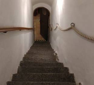 Steintreppe hinab von der Toilette