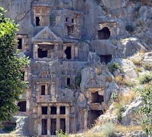 Гробницы наскальные