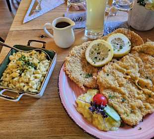 Schnitzel mit Spätzle und Soß