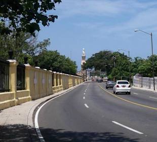 Straße zum Haupteingang (außerhalb)