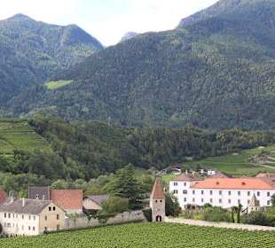 Die Klostergebäude von der Straße