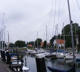 Hafen von Veere mit Beatrix-Brücke im Hintergrund