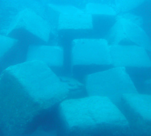 Felsen im Hafenbecken