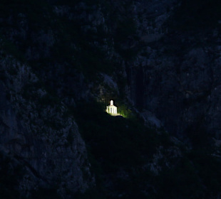 Hausberg von Riva bei Nacht mit Kapelle