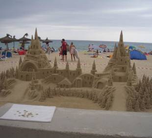 Kunst am Strand von Cala Milor