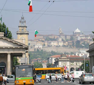 Bergamo bassa mit Sicht auf Bergamo alta