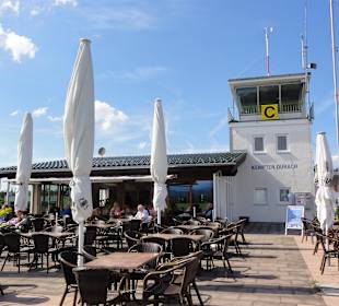 Tower mit Flugplatz-Café