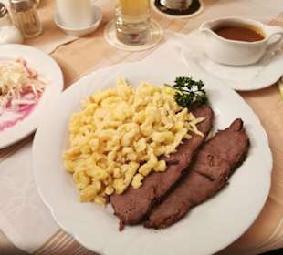 Angusbraten mit Spätzle und Salat