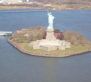 Freiheitsstatue vom Helikopter aus