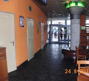 Zum Ein-/Ausgang, links die Herren-/Damentoiletten