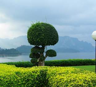 Rechts neben der Staumauer