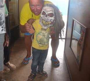 Frank mit einem maskierten Kind des Dorfes