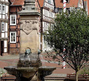 Denkmal vor dem Rathaus