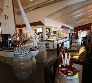 SB-Restaurant mit Verkaufsständen