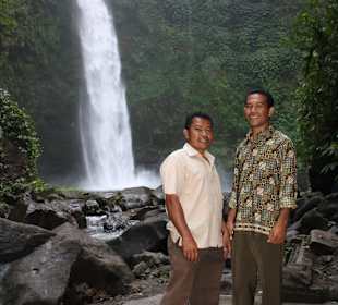 Fahrer und Guide Frankie am Nungnung Wasserfall