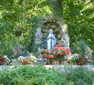 Bei der Mariengrotte am Ortseingang von Hambach