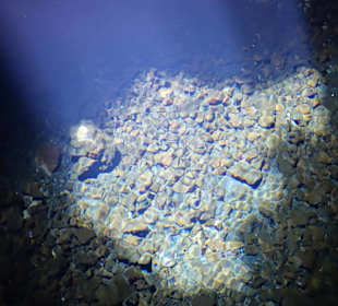 Licht fällt durch ein Loch in den See