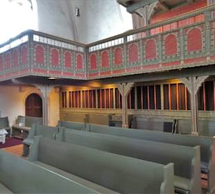 Blick in den Kirchenraum mit der Empore