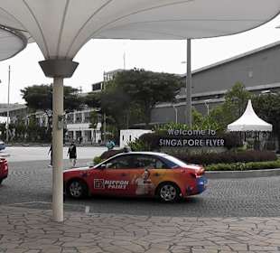 Vor dem Eingang zum Flyer