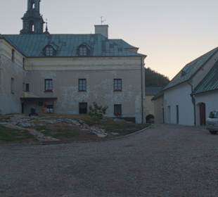 Plac znajdujący się w środku klasztora