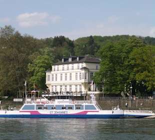 Auto- und Personenfähre in Linz