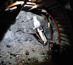 Hauer beim Abbau des Gesteins