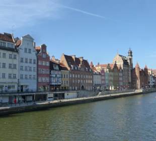 Blick auf das Krantor von der Grünen Brücke aus