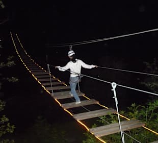 Hängebrücke bei Nacht