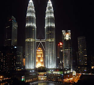 Petronas Twin Towers bei Nacht aus unserem Hotel
