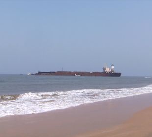 Der havarierte Tanker vor dem Strand