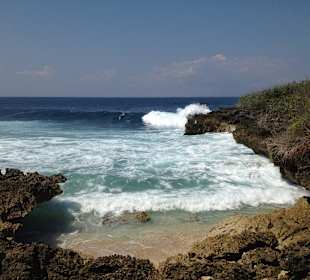 Strandwandern zu kleiner Halbinsel