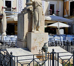 Statue am Placa de la Republica