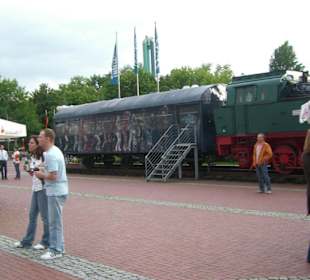 Lokomotive vor der Halle