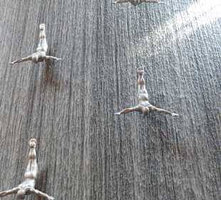 Tolle Deko am Wasserfall