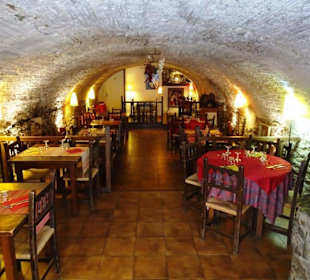 Blick in den Gastraum des alten Weinkellers