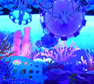 Futuristischer Themenbereich mit Fahrgeschälften