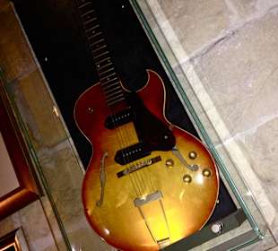 Alvin Lee- Guitar at Hard Rock Bar