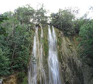 Wasserfall mit Schild