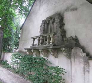 Park Museum Folie Marco Kirchenteil eingemauert