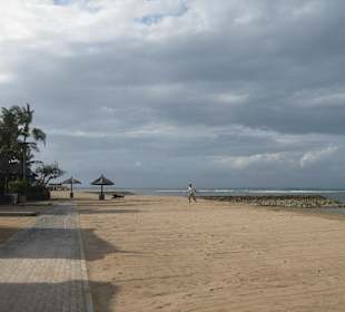 Gepflasterter Weg am Strand