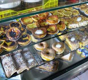 Links oben die Pasteis de Nata