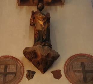 Seitliche Heiligenfiguren 