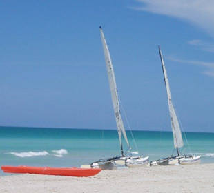 Katamarane am Strand
