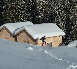 Schneeschuhwanderung in der Nähe von Faschina