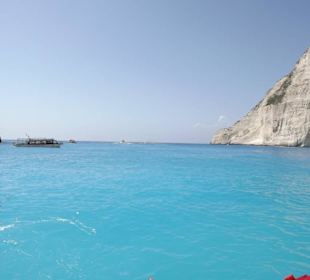 Zatoka wraku i woda w kolorze electric blue