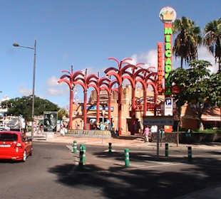 Einkaufszentrum links vom Hotel Los Hibiscos