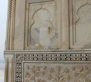 Stein-Intarsien am Eingang des Taj