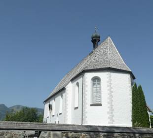 Blick zur Burgkirche St. Michael (Schöllang)