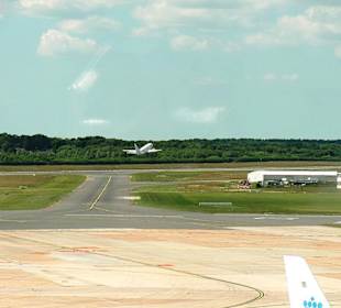 Fast im Minutentakt starten hier die Flugzeuge