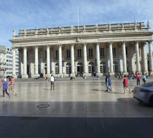 Vorderansicht des Theaters